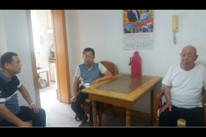 公司黨委書(shū)記張衛(wèi)財(cái)走訪慰問(wèn)全國(guó)勞模